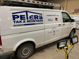 Peters Tak & Montage servicebil med Trebolit-partnerlogotyp