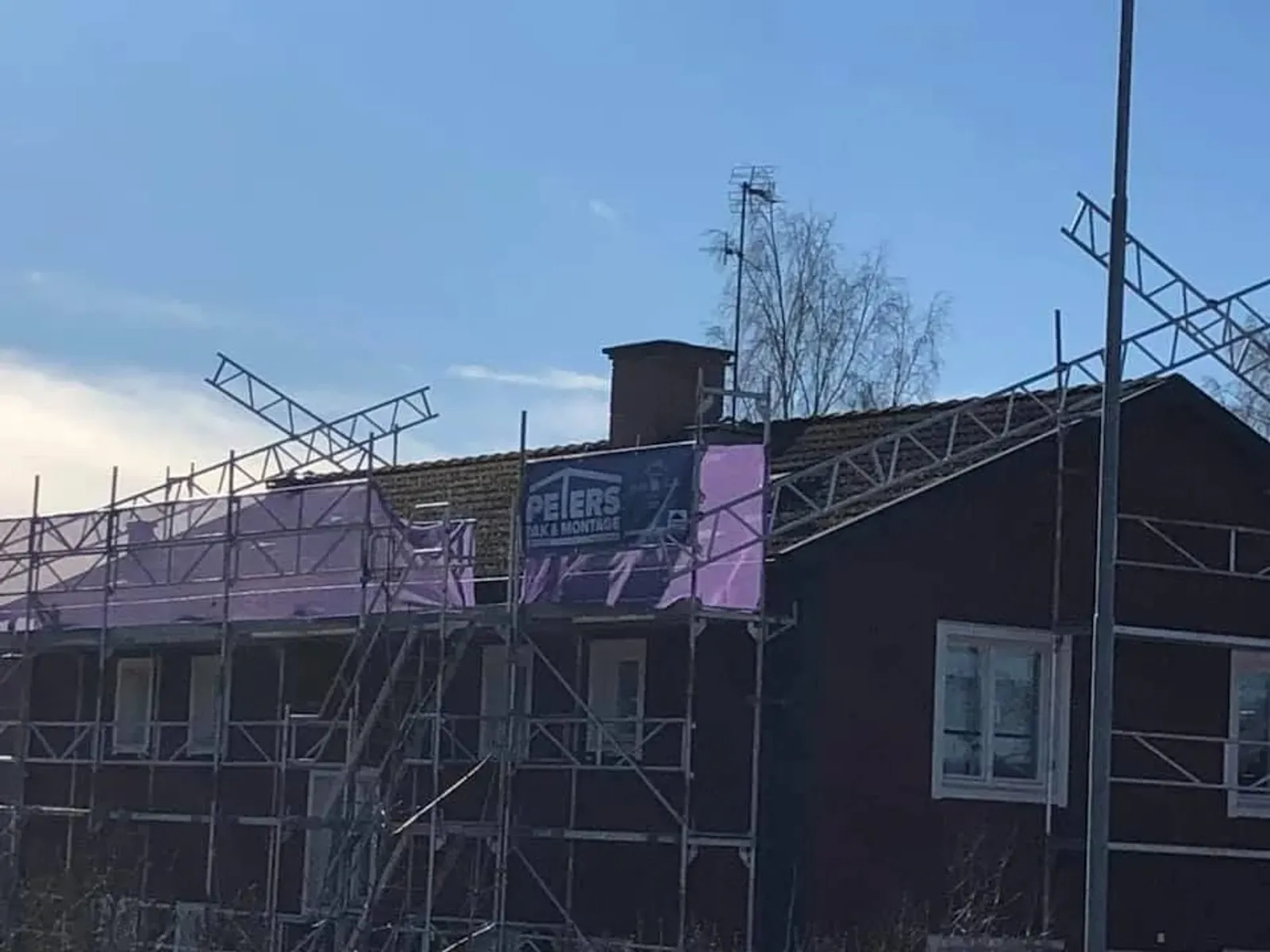 Peters Tak & Montage utför takomläggning på flerfamiljshus i Eskilstuna
