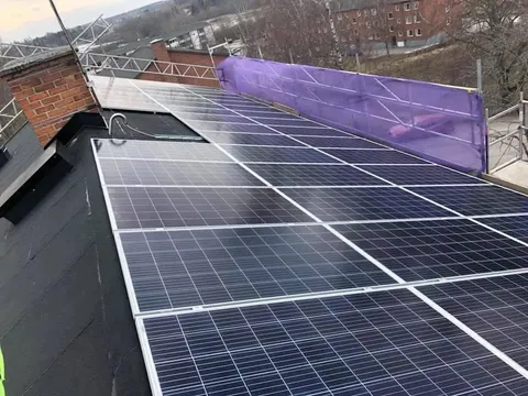 Solcellsinstallation på platt papptak i Eskilstuna