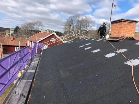 Takläggningsarbete med hängrännor – Peters Tak Eskilstuna